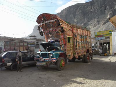 （859：クリックで拡大します） ○859は、パキスタンの街中にはこんなトラックがいっぱい走っている。 デコレーショントラック（デコトラ）購入価格の２０～２５％はデコレーション費用（塗装専門店あり） に充てるとか。（運転手の自慢と誇りだそうだ）
